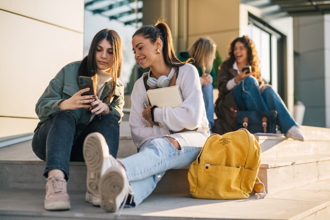 vietare per legge i social media ai ragazzi